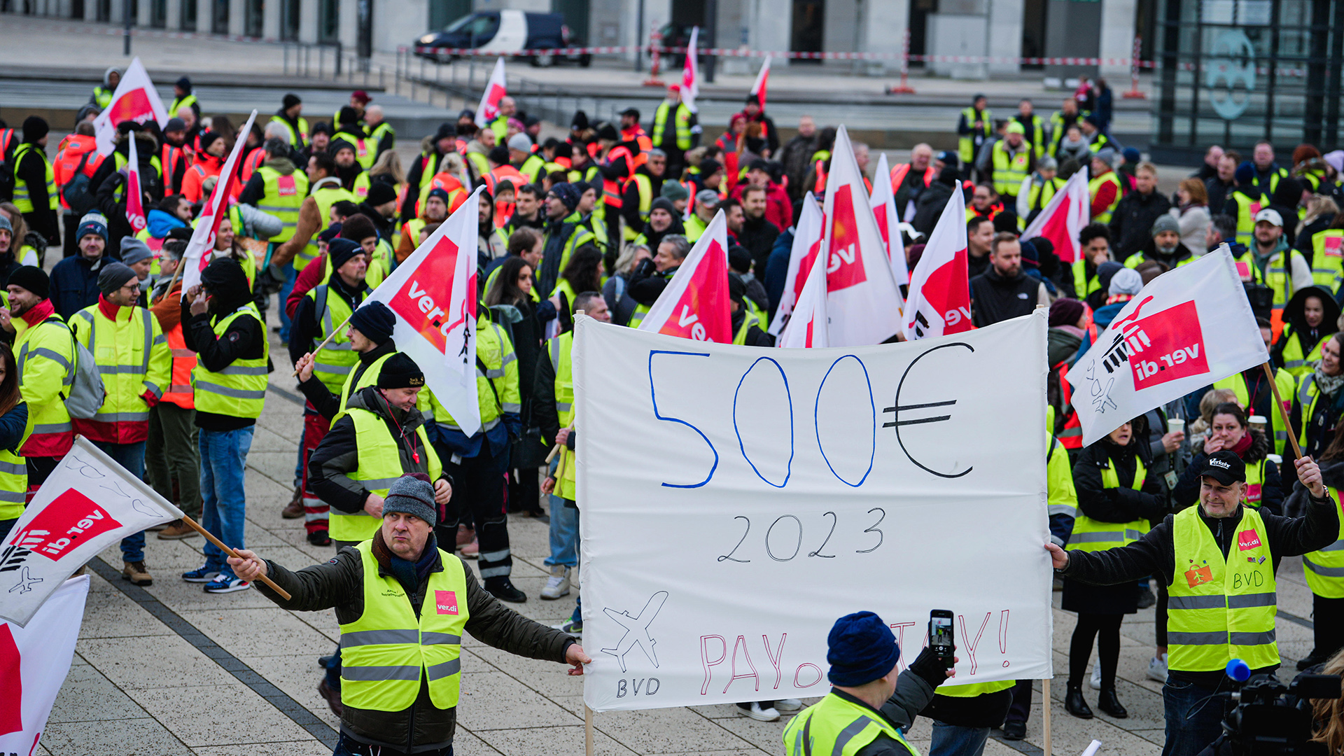 Archivbild: Streikende der Gewerkschaft Ver.di vor dem Flughafen BER Berlin Brandenburg. (Quelle: dpa/J. Krick)