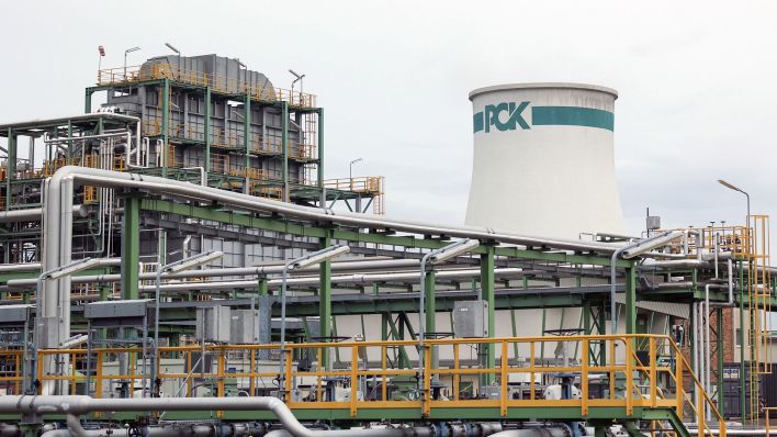 Ein Turm mit einem «PCK»-Logo ist auf dem Gelände der Raffinerie PCK zu sehen. (Quelle: dpa/Jörg Carstensen)