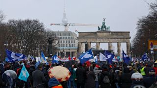 Teilnehmer:innen der Demonstration vor dem Brandenburger Tor (Bild: imago images/Jean MW)
