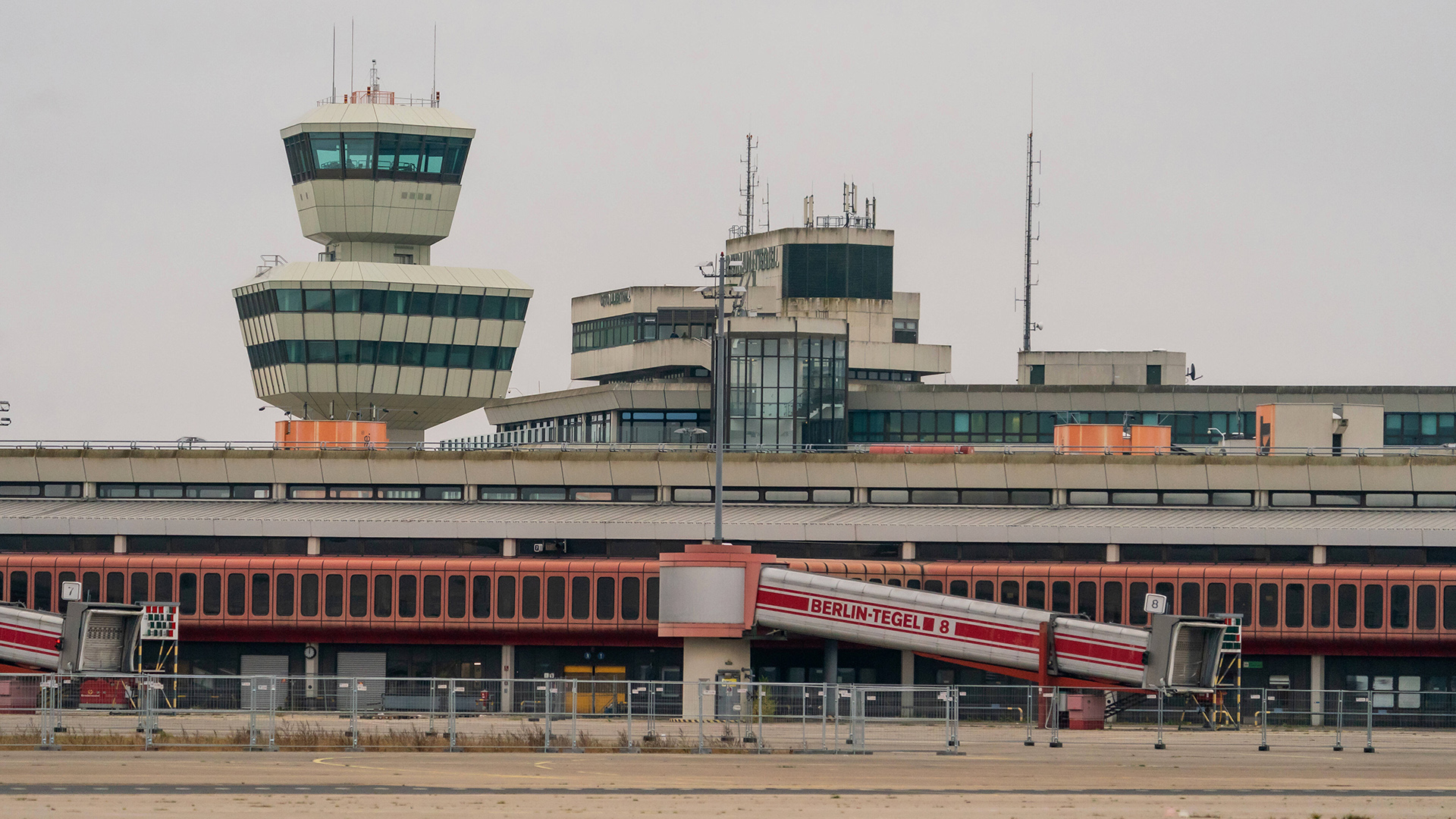 Symbolbild: Altes Terminal des Flughafen Tegel (Quelle: IMAGO/Marius Schwarz)