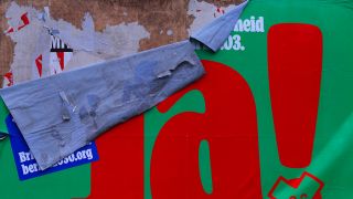 Symbolbild: Ein beschädigtes Volksentscheid-Wahlplakat (Quelle: IMAGO/serienlicht)