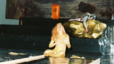 Eine Szene aus der Uraufführung des Stücks "Die Monosau" in der Volksbühne (Bild: Apollonia T. Bitzan)