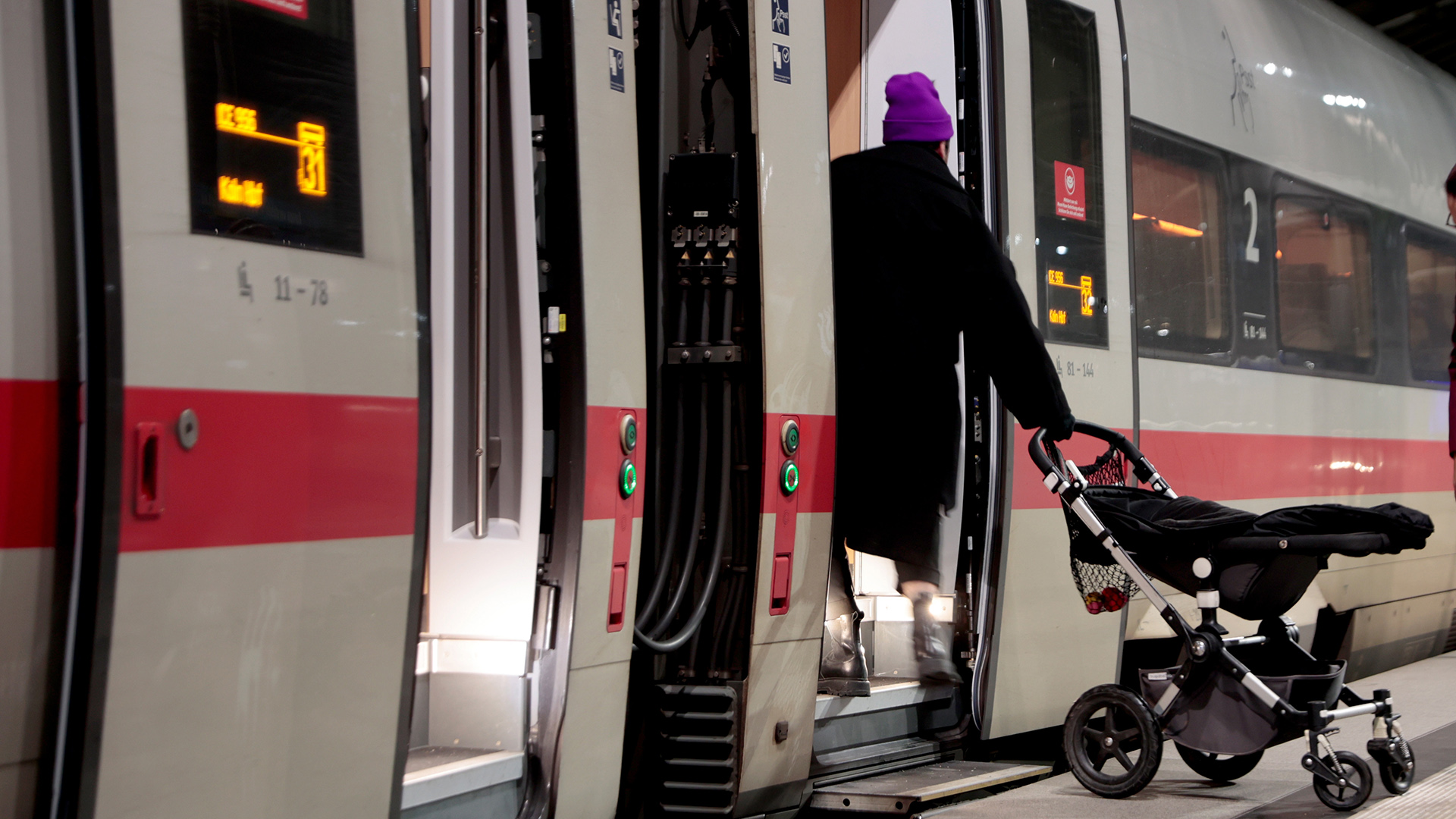 Symbolbild: Eine Frau steigt auf dem Berliner Hauptbahnhof in einen ICE ein. (Quelle: dpa/Carsten Koall)
