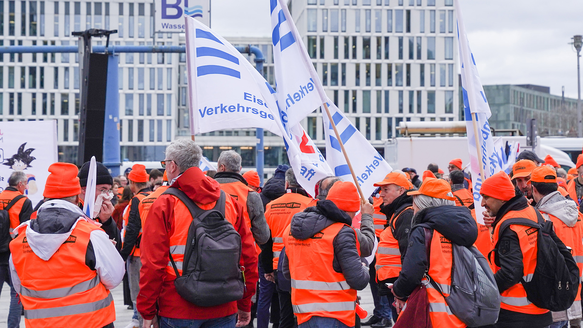 Berlin, Deutschland 14. März 2023: Demonstration der EVG vor dem Berliner Hauptbahnhof mit Fahnen der Eiusenbahne Verkehrs Gewerkschaft (Quelle: dpa/Reuhl)