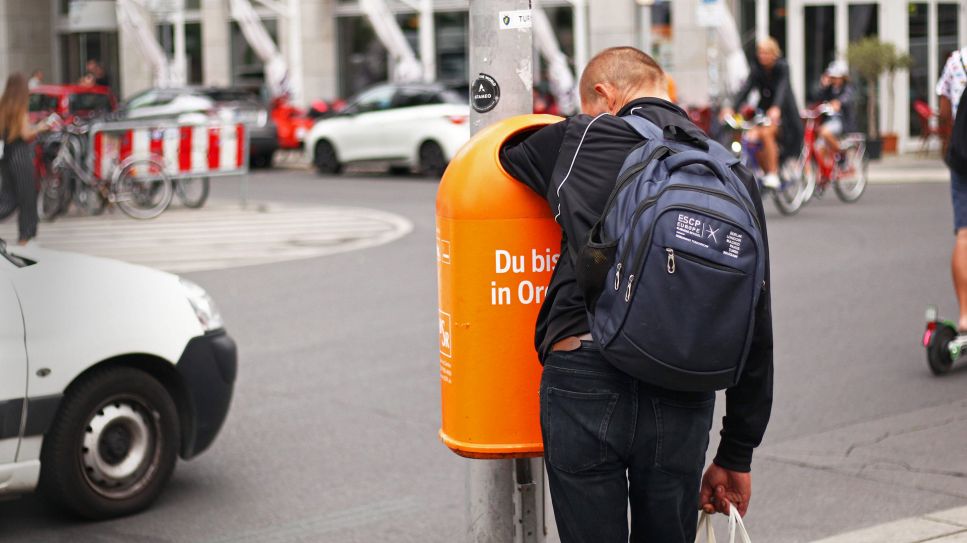 Symbolbild:Ein Mann sammelt Pfandflaschen und schaut in einen Mülleimer.(Quelle:dpa/W.Steinberg)