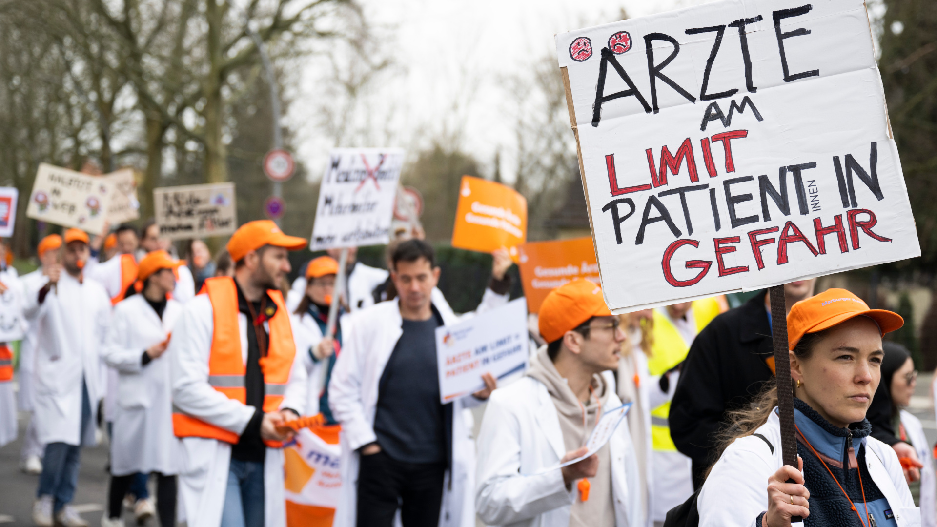 Teilnehmerinnen und Teilnehmer eines Warnstreiks der Gewerkschaft Marburger Bund nehmen an einer Demonstration teil (Quelle: DPA/Christophe Gateau)