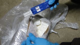 Symbolbild: Ein Kokain Drogentest bei der Untersuchung von beschlagnahmten Drogen beim LKA. (Quelle: dpa/Zoll)
