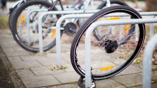 Symbolbild:Ein zurückgelassenes Hinterrad von einem Fahrrad steht nach einem Fahrraddiebstahl an einem Fahrradständer.(Quelle:dpa/M.Gerten)