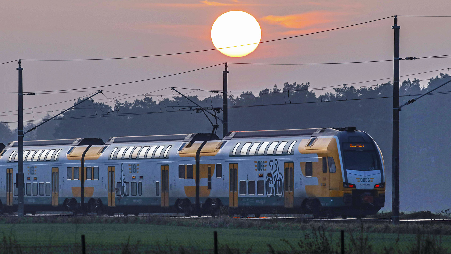 Symbolbild:Regionalexpress der ODEG Bahn.(Quelle:imago images/J.Eckel)