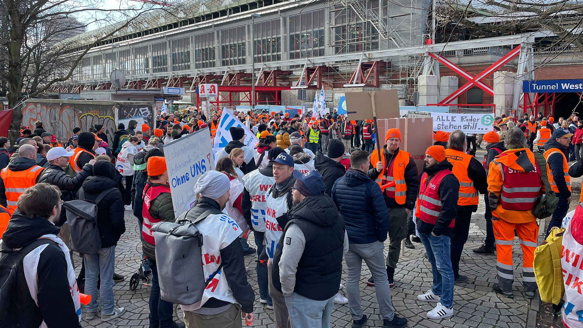 Kundgebung der EVG am Ostbahnhof (Quelle: rbb/Simon Wenzel)