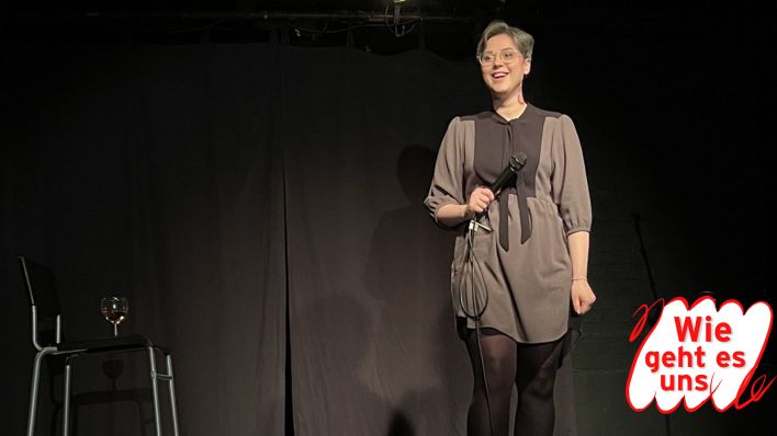 Stand-up-Comedian Julia Onyshchenko beim Auftritt (Quelle: rbb/Oryshchyn)