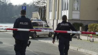 Zwei Polizist:innen sichern nach einem Banküberfall in Strausberg den Tatort (Bild: TV Newskontor)