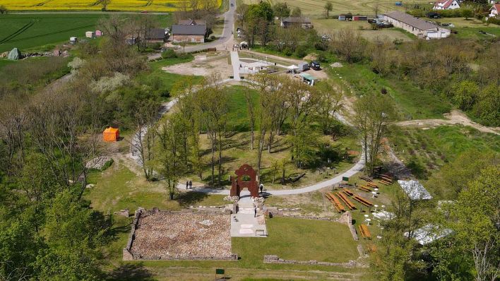 Blick von oben auf die neue Gedenkstätte bei Klessin. (Foto: dpa)