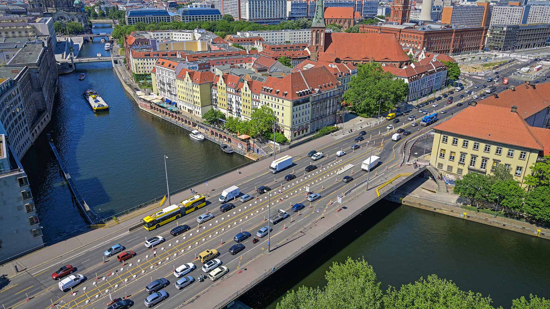 Symbolbild:Mühlendammbrücke in Berlin-Mitte.(Quelle:dpa/Schoening)