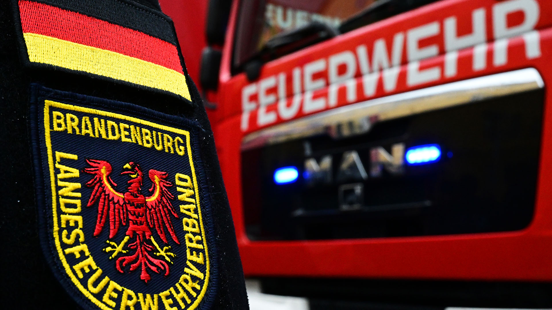 Symbolbild: Ein Abzeichen "Landesfeuerwehrverband Brandenburg" ist am Ärmel eines Feuerwehrmannes zu sehen. (Quelle: dpa/S. Stache)