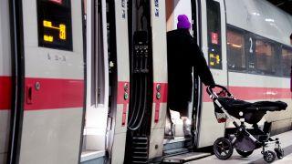 Eine Frau steigt auf dem Berliner Hauptbahnhof in einen ICE ein. (Quelle: dpa/Carsten Koall)