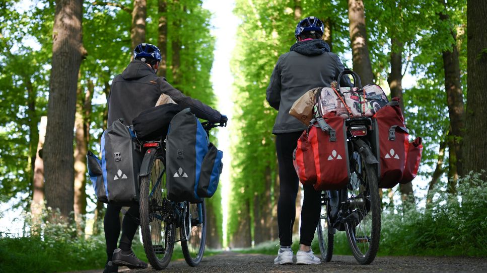 Symbolbild: Zwei Fahrrad-Touristen im Wald. (Quelle: dpa/Lars Klemmer)