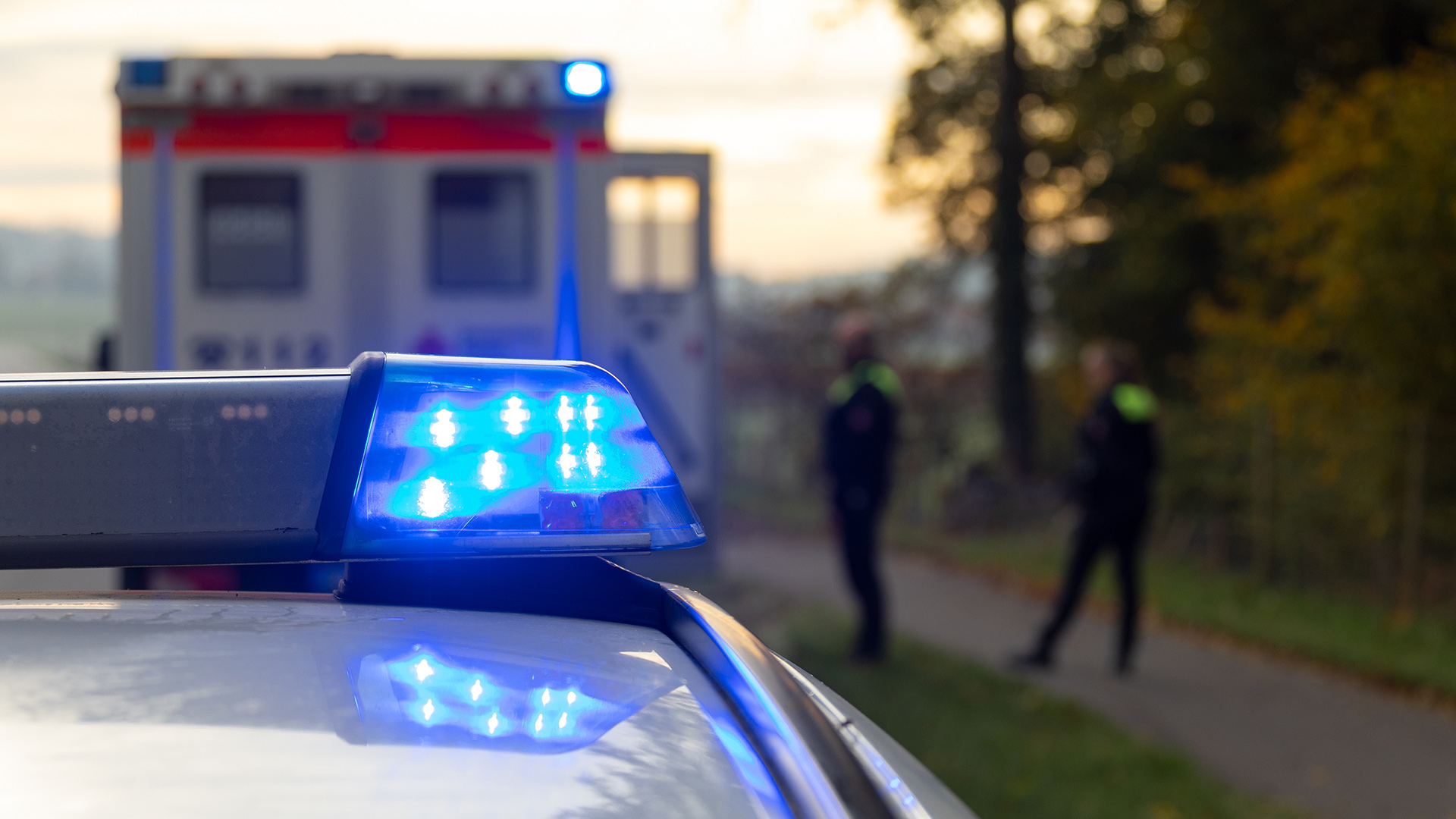 Symbolbild: Ein Einsatzfahrzeug, Streifenwagen, der Polizei steht mit Blaulicht an einem Unfallort (Quelle: dpa/Gelhot)