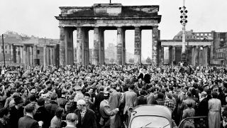Archivbild: Aufstand des 17. Juni in Ostberlin. Die Rote Fahne am Brandenburger Tor wird von der Bevölkerung heruntergeholt. (Quelle: dpa/akg)