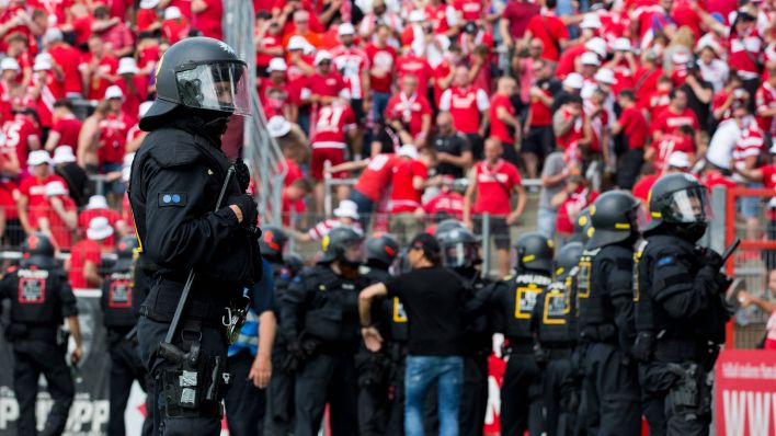 Polizeieinsatz vor dem Fanblock von Energie Cottbus Sportpark Unterhaching (Quelle: IMAGO/Fotostand)