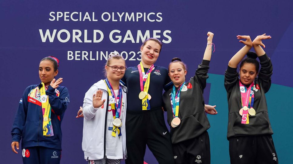 Sportlerinnen der Special Olympics bei einer Siegerehrung (Bild: IMAGO/NurPhoto)