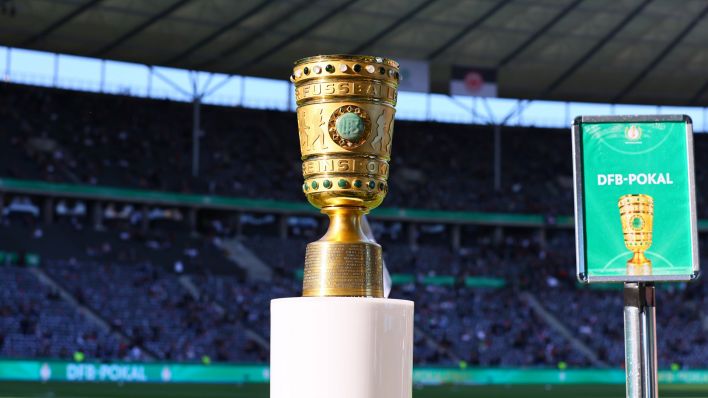 Die Trophäe des DFB-Pokals im Berliner Olympiastadion. (Bild: IMAGO / Picture Point LE)