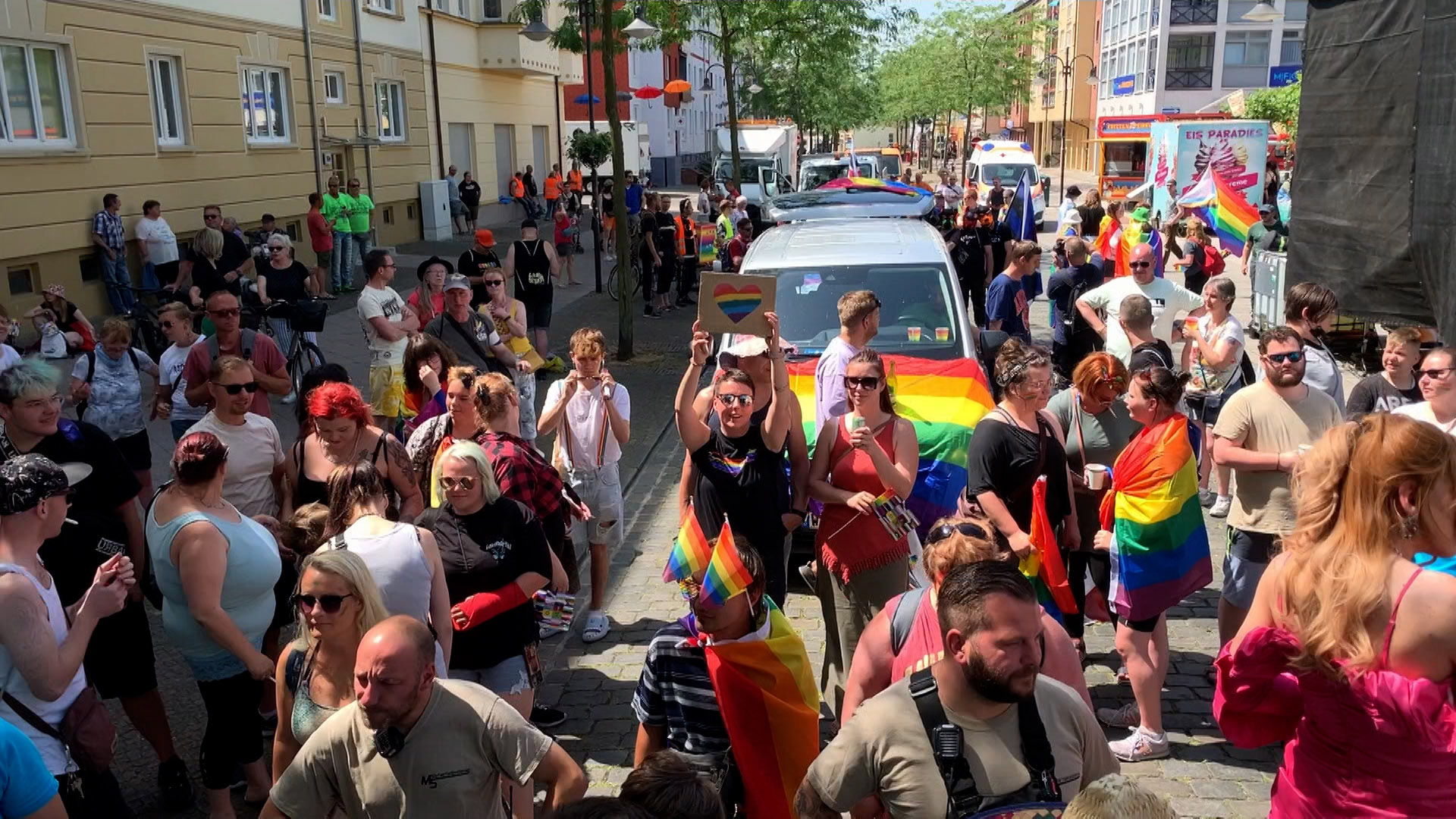 Menschen laufen mit Regenbogenfahnen durch Wittenberge (Prignitz). (Bild: rbb)