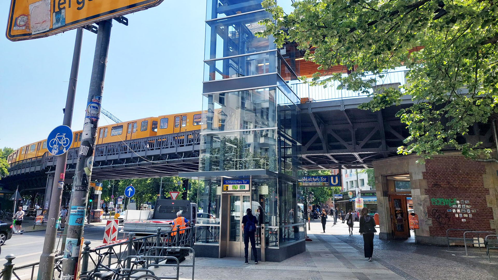 Der neu installierte Aufzug am U-Bahnhof Schlesisches Tor U1/U3 in Berlin Kreuzberg. (Quelle: BVG, Dennis Vilcan)