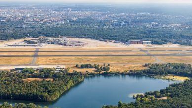 Symbolbild: Luftbild vom Flughafensee Tegel und Flughafen Berlin Tegel im Hintergrund. Aufnahmedatum - 19.08.2020 (Quelle: dpa/Markus Mainka)
