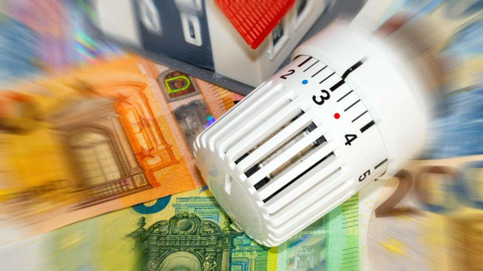Thermostat und Modellhaus auf Euro-Banknoten (Symbolbild). (Quelle: dpa/CHROMORANGE)