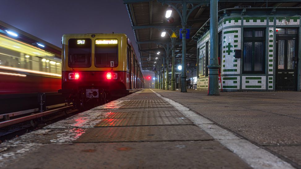 Symbolbild: Ein leerer Bahnhof der S-Bahn bei Nacht. (Quelle: dpa/J. Kunze)