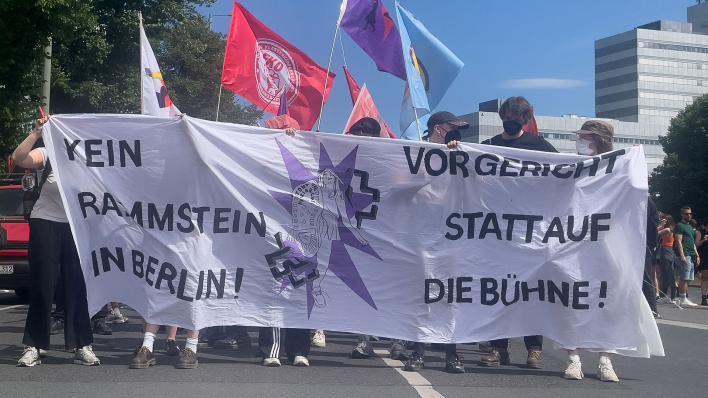 Kein Rammstein-Konzert in Berlin! - Proteste in Berlin gegen  Lindemann-Auftritt