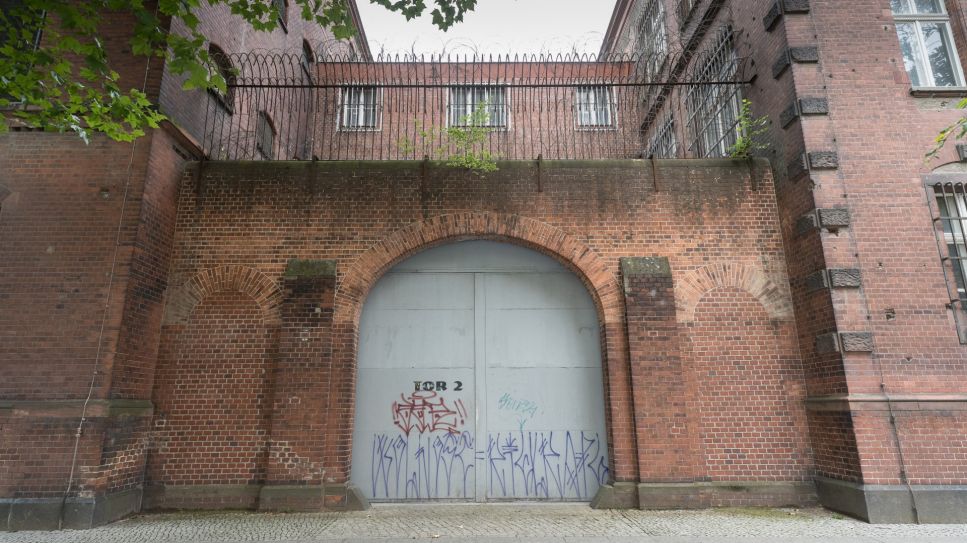 Das Eingangstor 2 zum früheren Frauengefängnis in der Lehrter Straße 60/61 in Berlin-Tiergarten, aufgenommen am 31.07.2023 (Quelle: rbb / Sebastian Schneider).