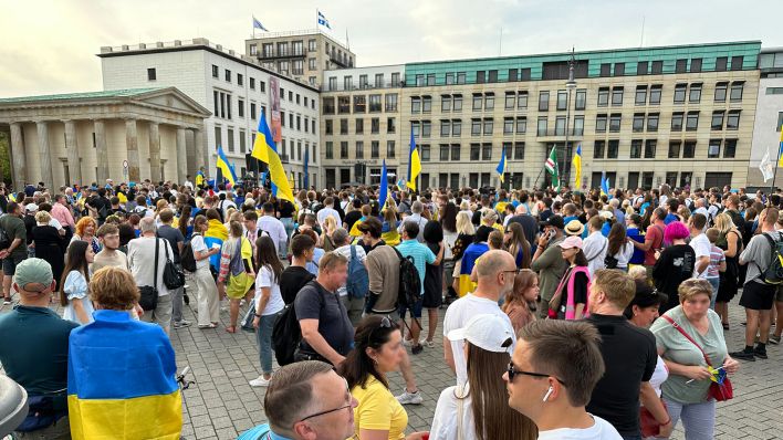 Demonstration zum Tag der ukrainischen Unabhängigkeit am Brandenburger Tor (Quelle: rbb)