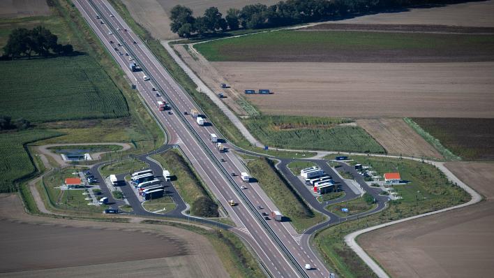 Typisch deutsch: Autos - Liebe ist Gas geben auf der Autobahn
