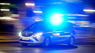 Symbolbild:Ein Polizeiauto bei einer Einsatzfahrt mit Blaulicht.(Quelle:picture alliance/Geisler-Fotopress)