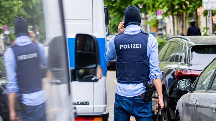 Rechtsextrem motivierte Anschläge: Berliner Polizist soll Dienstgeheimnisse  verraten haben