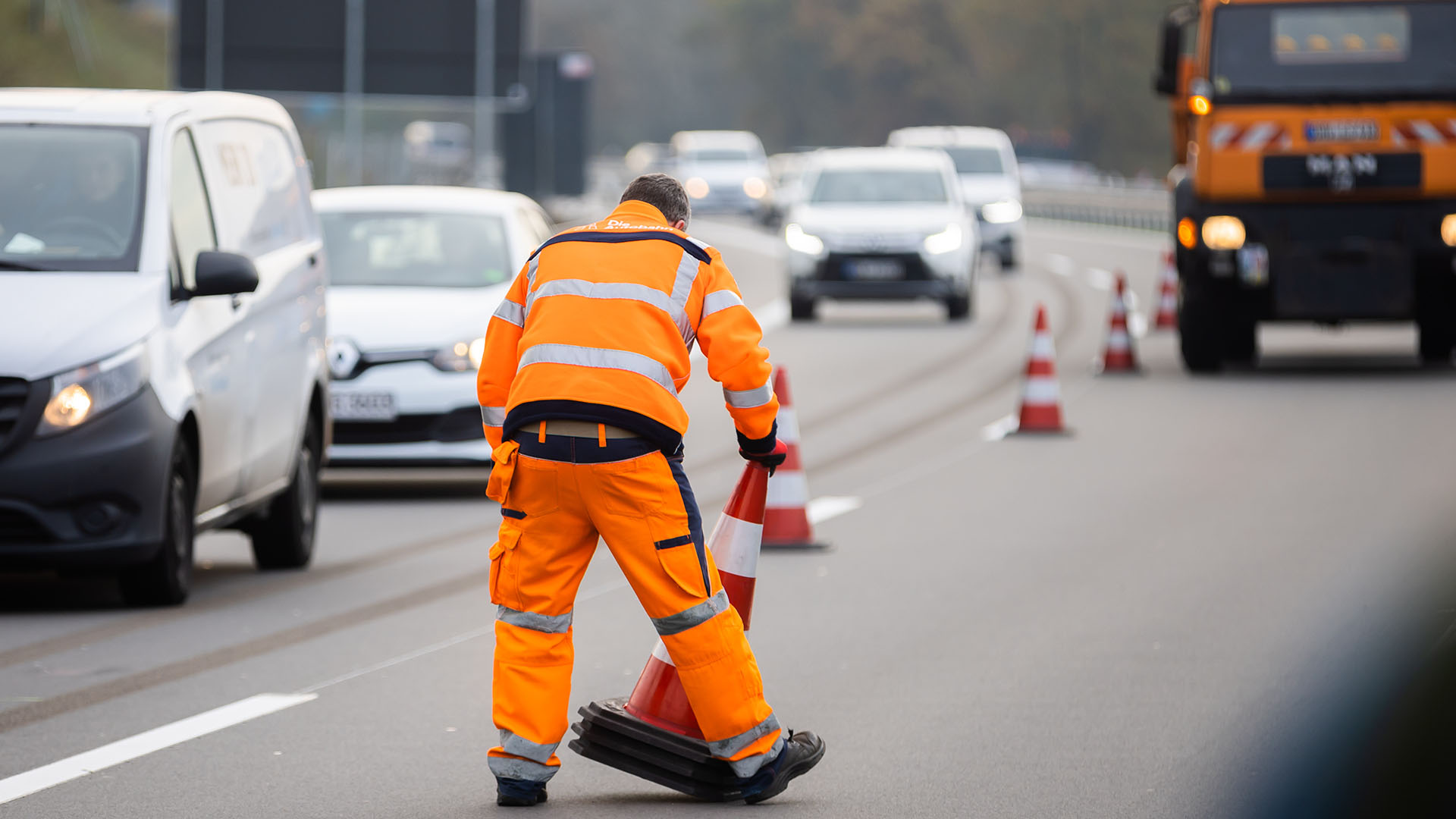 Symbolbild: Ein Arbeiter auf der Autobahn A114 (Quelle: dpa/Christoph Soeder)