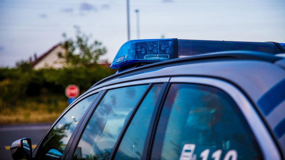 Ein Einsatzfahrzeug der Polizei mit Blaulicht (Quelle: dpa/K. Schmitt)
