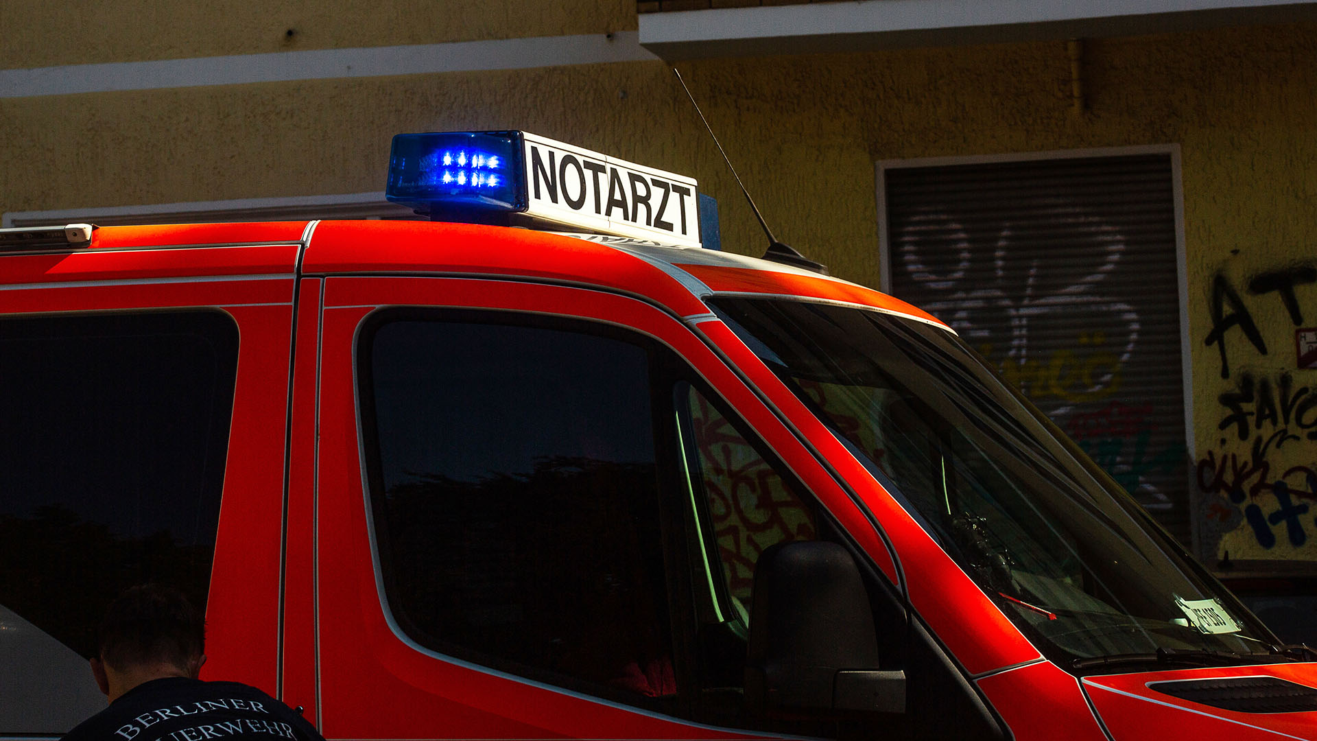 Ein Rettungswagen der Berliner Feuerwehr steht während eines Einsatzes geparkt. (Quelle: dpa/Fernando Gutierrez-Juarez)