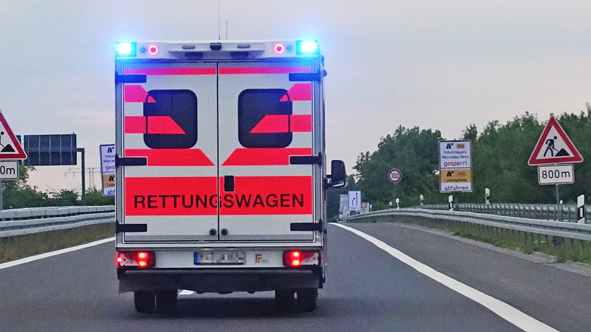 Symbolbild:Ein Rettungswagen im Einsatz.(Quelle:imago images/F.Sorge)