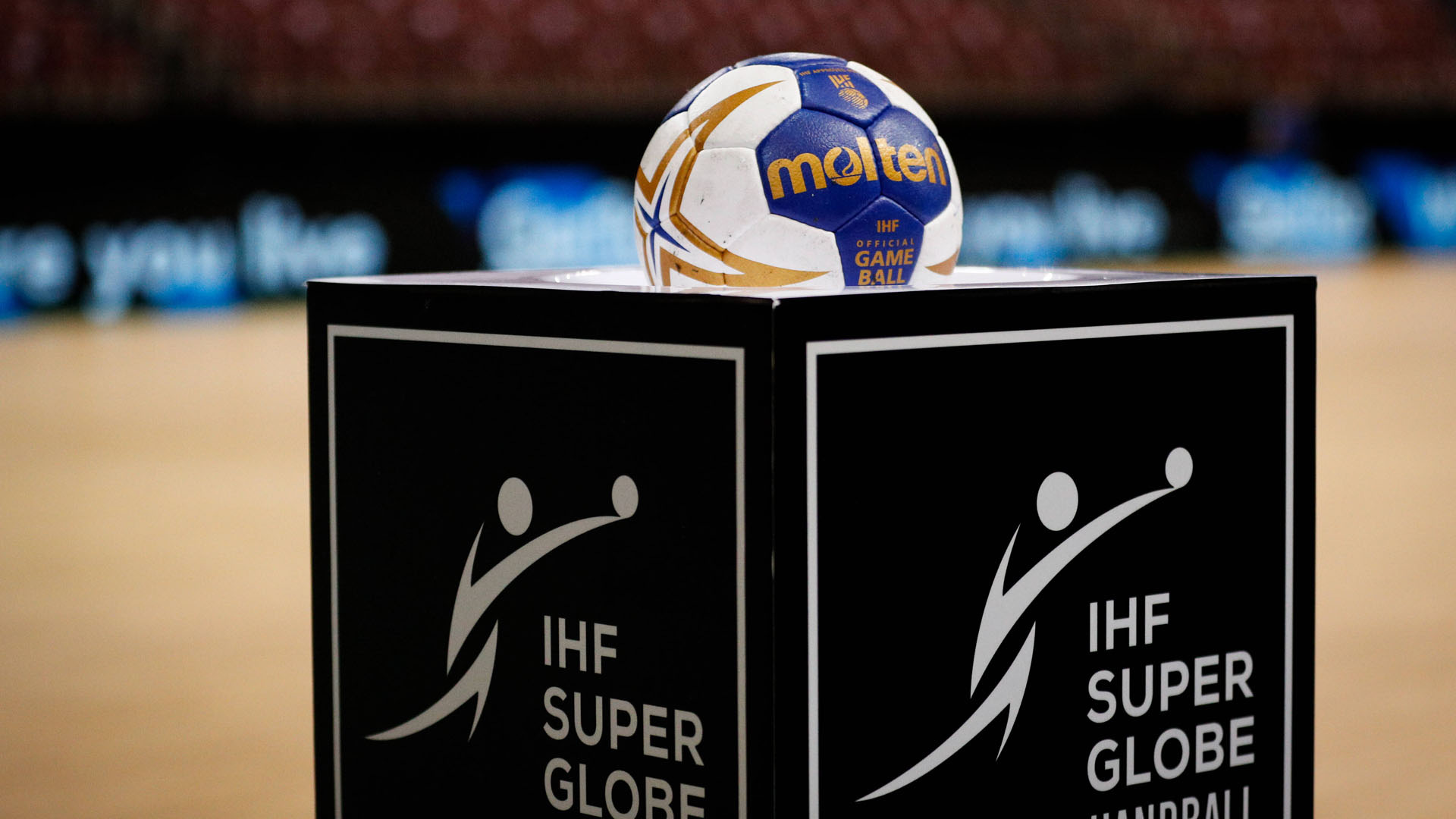 Ein Spielball liegt beim IHF Super Globe auf einem Podest (Quelle: imago images/Kolektiff)