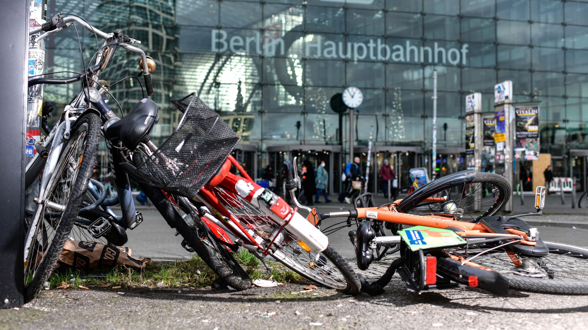 Angeschlossene kaputte, geklaute oder vergessene Fahrraeder am 3. Januar 2023 in Berlin. Hauptbahnhof (Bild: imago-images/Funke)