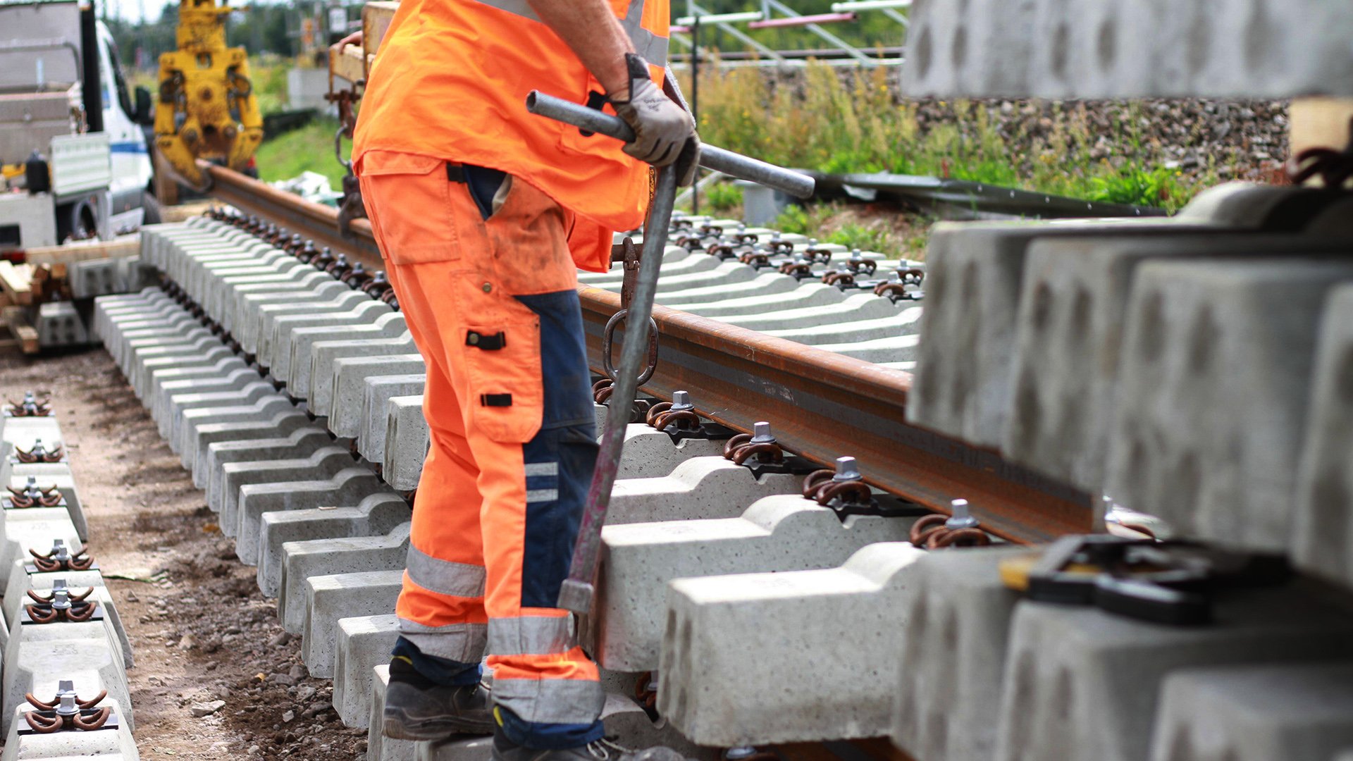 Symbolbild: Ein Gleisarbeiter steht an einem Gleis (Quelle: IMAGO/dts Nachrichtenagentur)
