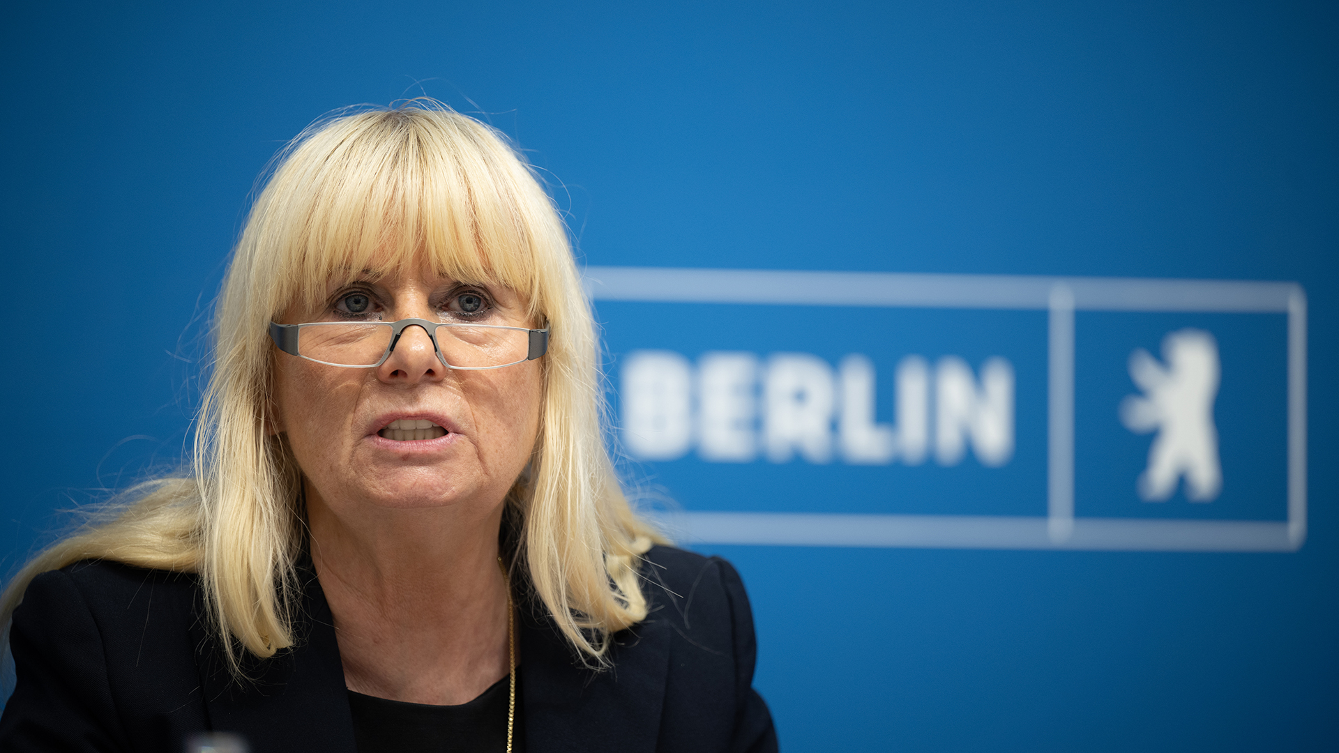 Iris Spranger, Berliner Senatorin für Inneres und Sport, spricht während einer Pressekonferenz (Quelle: dpa/Sebastian Gollnow).
