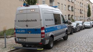 Ein Wagen dr Kriminaltechnik steht vor einem Haus in Berlin-Köpenick (Quelle: dpa/Paul Zinken).