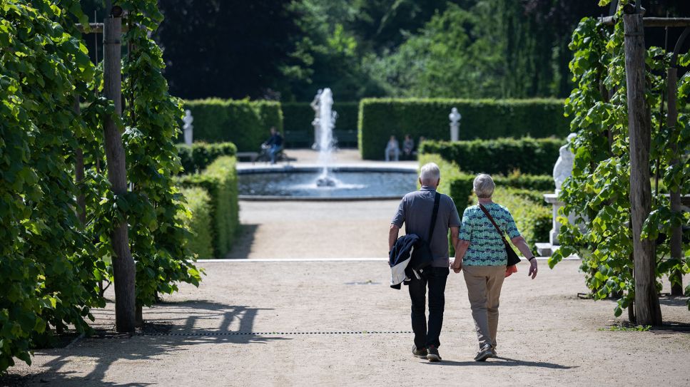 Symbolbild:Zwei Menschen gehen durch die Parkanlage Sanssouci.(Quelle:dpa/H.P.Albert)