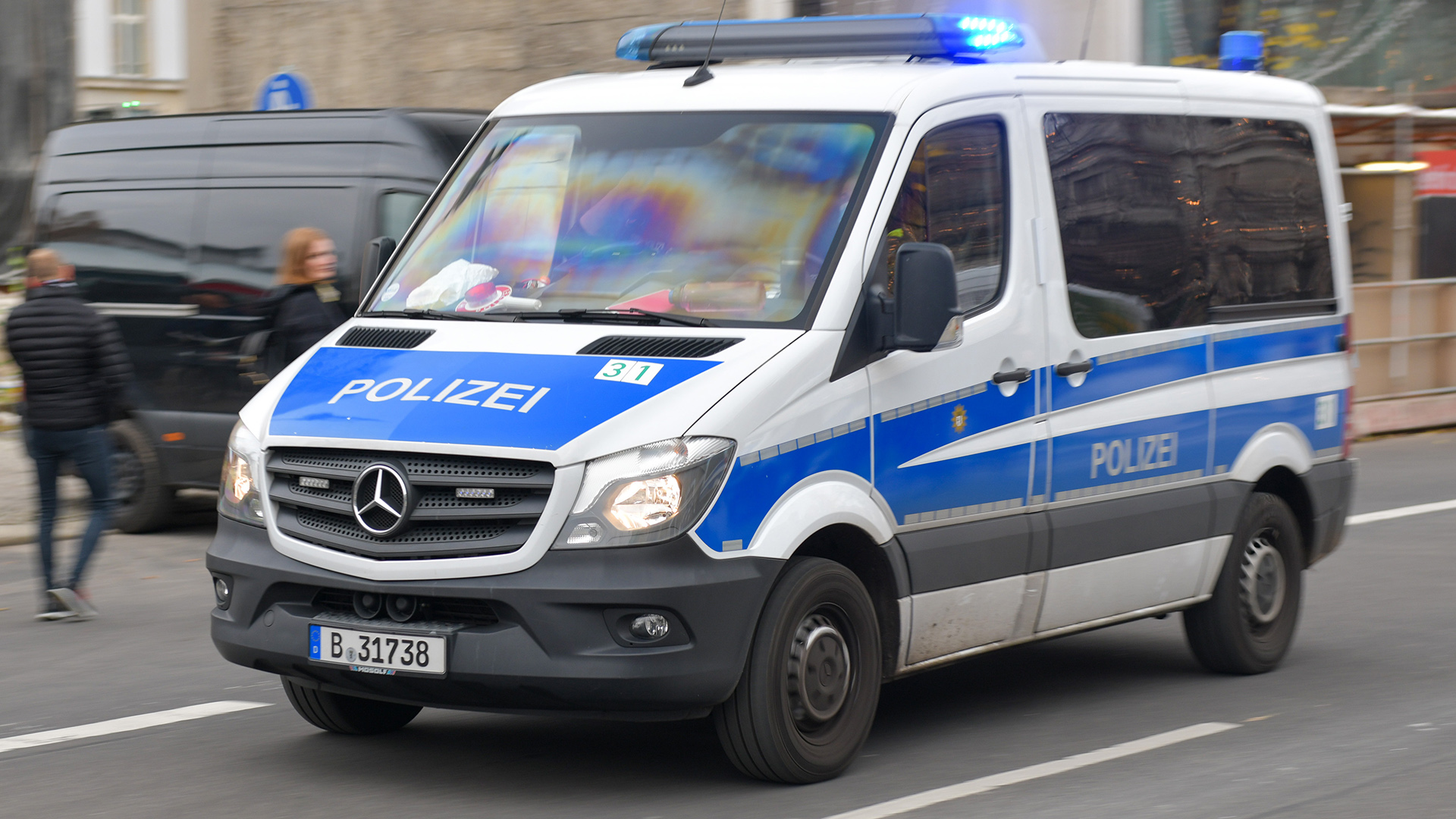 Symbolbild: Ein Polizeifahrzeug am 18. November 2020 in Berlin. (Quelle: Picture Alliance/Fotostand/Reuhl)