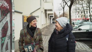 Mutter Olga und Tochter Inga Pylypchuk spazieren durch Berlin (Quelle: Szene aus dem Film "How far is close" (Regie/Produktion: Inga Pylypchuk, Co-Produktion: Filmarche))