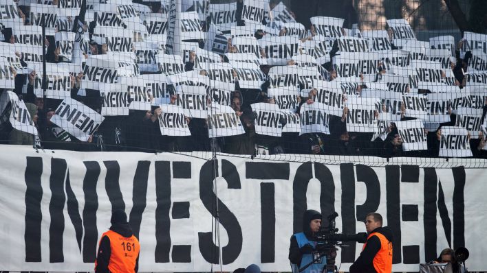 Fans von Gladbach mit Protestaktion gegen den geplanten Investoren-Einstieg in die DFL (Quelle: imago images/Matthias Koch)